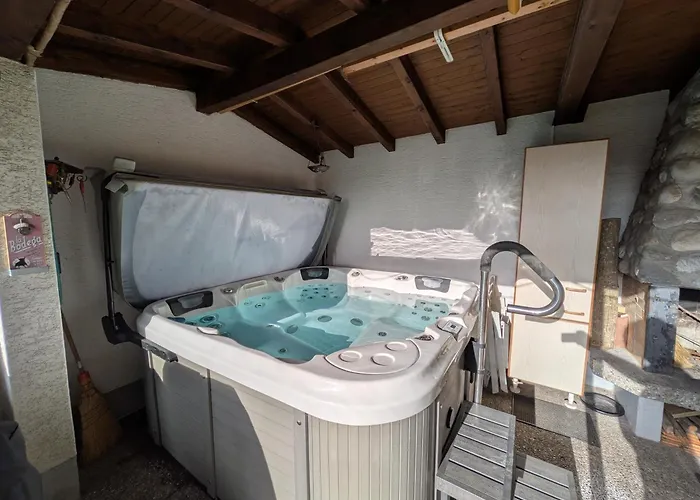 Renovated With Hottub Villa